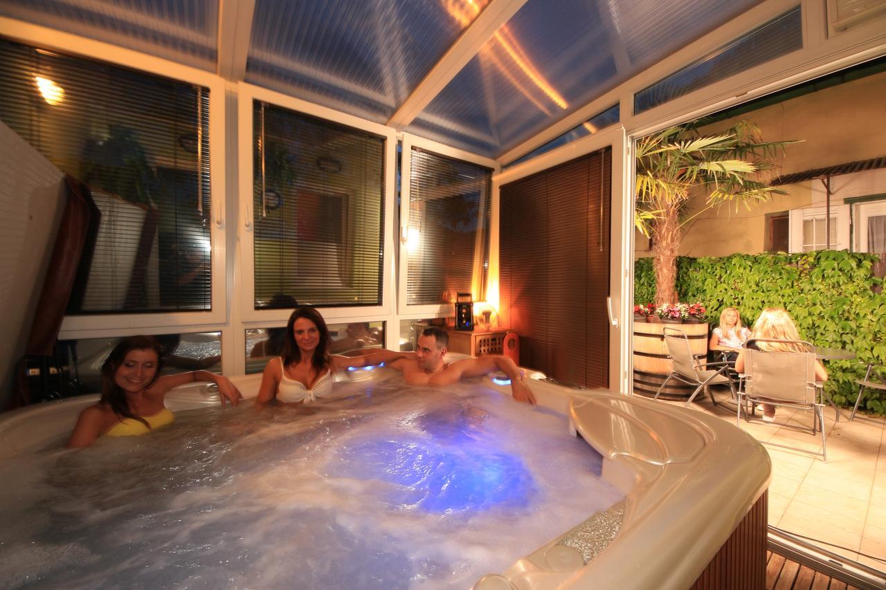 Napraforgo Wellness Haz Es Panzio Bed and Breakfast Pécs Eksteriør billede
